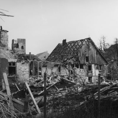 Bild vergr&ouml;&szlig;ern: Am 28. M�rz 1945 wurde die Innenstadt von Attendorn durch alliierte Bombenangriffe stark zerst�rt. Hier ein Blick auf die Stra�e Am Spindelsburggraben.