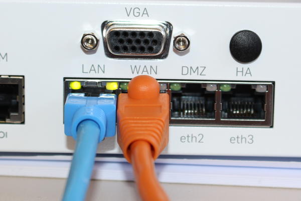 Bild vergr&ouml;&szlig;ern: Zwei Kabel in einer Firewall