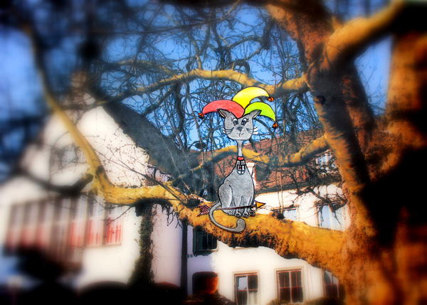 Bild vergr&ouml;&szlig;ern: Die Kattfiller-Katze vor dem Rathaus