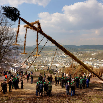 Bild vergr&ouml;&szlig;ern: Aufstellen des Osterkreuzes