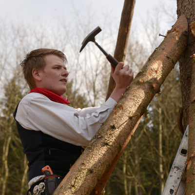 Bild vergr&ouml;&szlig;ern: Arbeiten am Osterkreuz.