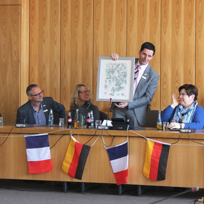 Bild vergr&ouml;&szlig;ern: �bergabe Bild an Frau Meunier