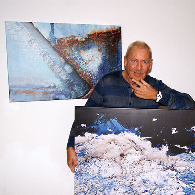 Bild vergr&ouml;&szlig;ern: Arne Machel mit zwei Bildern