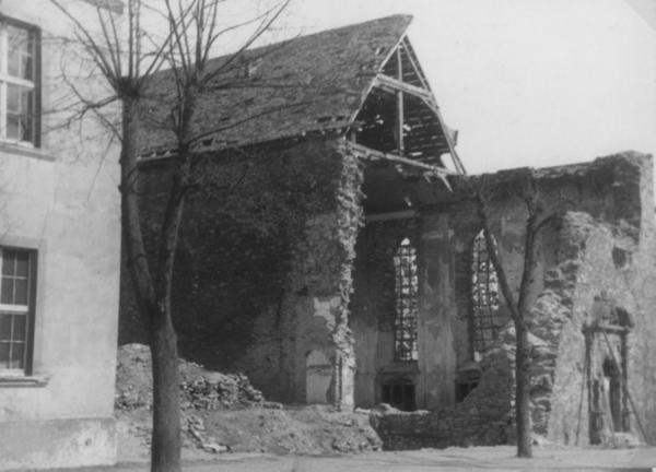 Bild vergr&ouml;&szlig;ern: Die zerst�rte Franziskanerkirche in Attendorn im Jahr 1945.