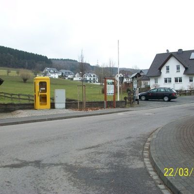 Bild vergr&ouml;&szlig;ern: Eine Telefonzelle an der Dorfstra�e in Helden