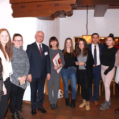 Bild vergr&ouml;&szlig;ern: Acht Jugendliche und drei Erwachsene