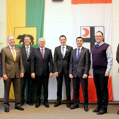 Bild vergr&ouml;&szlig;ern: Acht Personen vor den Fahnen von Attendorn und Rawicz