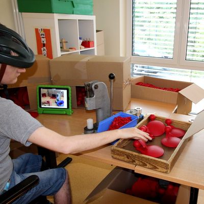 Bild vergr&ouml;&szlig;ern: Mit der �bergabe von f�nf iPads sorgte die Hansestadt Attendorn vor einigen Tagen f�r gro�e Freude bei den Besch�ftigten der Werthmann-Werkst�tten in Attendorn.