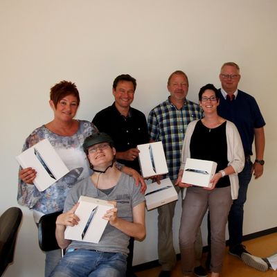 Bild vergr&ouml;&szlig;ern: Mit der �bergabe von f�nf iPads sorgte die Hansestadt Attendorn vor einigen Tagen f�r gro�e Freude bei den Besch�ftigten der Werthmann-Werkst�tten in Attendorn. Von links: Stephanie Wehlow (Gruppenleiterin), David Hein (Besch�ftigter), Bernhard Wehlow (IT-Abteilung Hansestadt Attendorn), Ludger Keimer (Gruppenleiter), Tanja Breuer (Kommissarische Teamleitung), Dirk Sch�rmann (Abteilungsleiter).