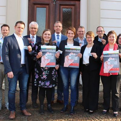 Bild vergr&ouml;&szlig;ern: Die Vertreter der Banken und aus dem Rathaus sowie die Einzelh�ndler freuen sich auf den digitalen HanseScheck.