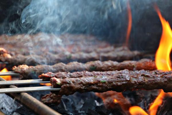 Bild vergr&ouml;&szlig;ern: Grillgut auf einem Grill