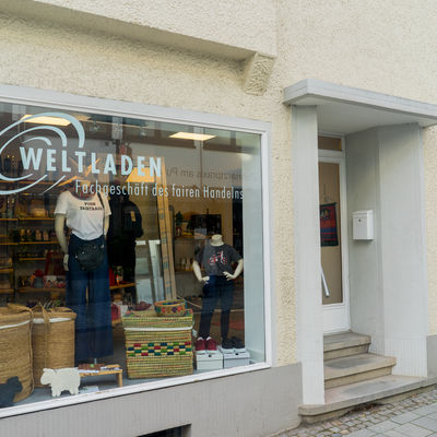 Bild vergr&ouml;&szlig;ern: Schaufenster mit Weltladen-Logo