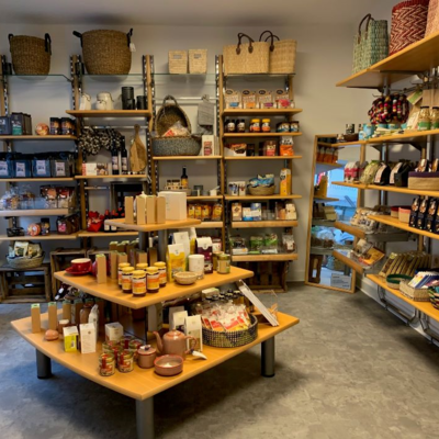 Bild vergr&ouml;&szlig;ern: Regale gef�llt mit vielen verschiedenen K�stlichkeiten