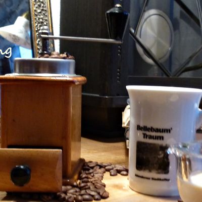 Bild vergr&ouml;&szlig;ern: Kaffeem�hle, Kaffeetasse und ein K�nnchen Milch