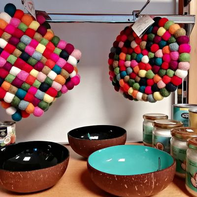 Bild vergr&ouml;&szlig;ern: Bunte Untersetzer, Kokos�l und Sch�lchen