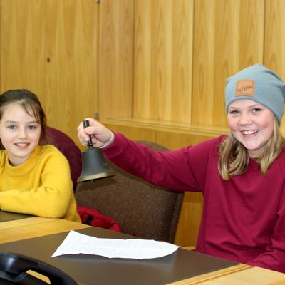 Bild vergr&ouml;&szlig;ern: Zwei Sch�lerinnen mit einer Glocke