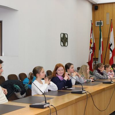 Bild vergr&ouml;&szlig;ern: Sch�lerinnen und Sch�ler und ein Lehrer