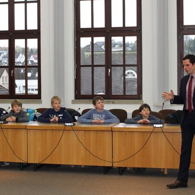 Bild vergr&ouml;&szlig;ern: Sch�lerinnen und Sch�ler mit B�rgermeister Pospischil