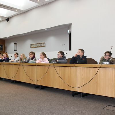 Bild vergr&ouml;&szlig;ern: Sch�lerinnen und Sch�ler im Ratssaal Attendorn