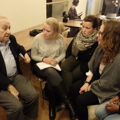 Bild vergr&ouml;&szlig;ern: Abraham Ascher und Jugendliche.