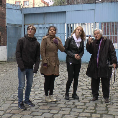 Bild vergr&ouml;&szlig;ern: Anita Lasker-Wallfisch mit Teilnehmern des Workshops im Gef�ngnishof Wroclaw.