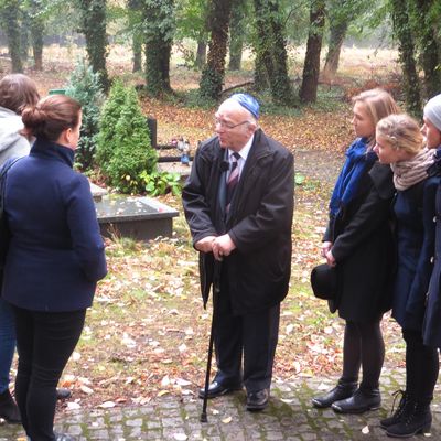 Bild vergr&ouml;&szlig;ern: Wolfgang Nossen mit Teilnehmern des Workshops auf dem J�dischen Friedhof.