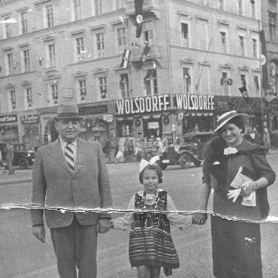 Bild vergr&ouml;&szlig;ern: Historisches Foto von Gerda Bikales mit ihren Eltern in Breslau.