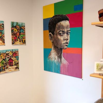 Bild vergr&ouml;&szlig;ern: Der K�nstler Sami Gebremariam stellt derzeit seine Bilder im Weltladen Attendorn aus.