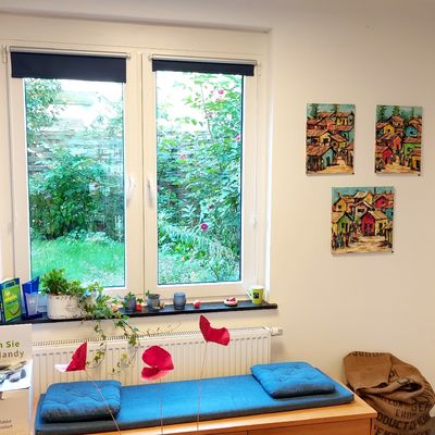 Bild vergr&ouml;&szlig;ern: Der K�nstler Sami Gebremariam stellt derzeit seine Bilder im Weltladen Attendorn aus.