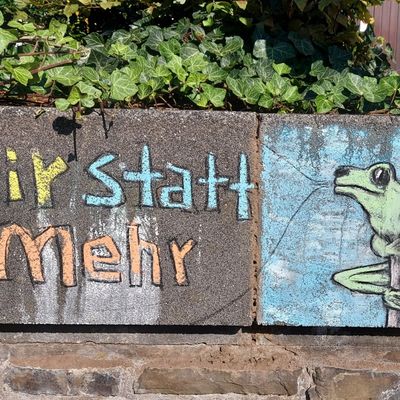 Bild vergr&ouml;&szlig;ern: Der K�nstler Sami Gebremariam stellt derzeit seine Bilder im Weltladen Attendorn aus.