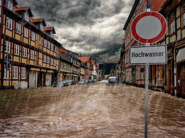 Bild vergr&ouml;&szlig;ern: Hochwasser in einer Stadt.