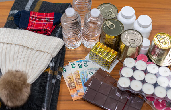 Bild vergr&ouml;&szlig;ern: Starkregen, Sirenenalarm, l�ngerer Stromausfall? Die Hansestadt Attendorn informiert �ber verschiedene Notfallsituationen.