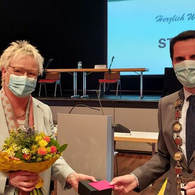 Bild vergr&ouml;&szlig;ern: Ein Ratsmitglied wird von dem B�rgermeister verabschiedet.