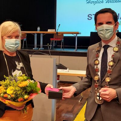 Bild vergr&ouml;&szlig;ern: Ein Ratsmitglied wird von dem B�rgermeister verabschiedet.