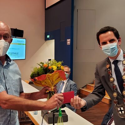 Bild vergr&ouml;&szlig;ern: Ein Ratsmitglied wird von dem B�rgermeister verabschiedet.