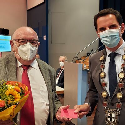 Bild vergr&ouml;&szlig;ern: Ein Ratsmitglied wird von dem B�rgermeister verabschiedet.