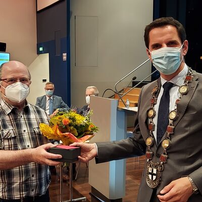 Bild vergr&ouml;&szlig;ern: Ein Ratsmitglied wird von dem B�rgermeister verabschiedet.