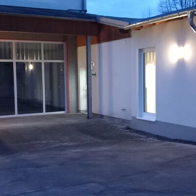 Bild vergr&ouml;&szlig;ern: Am Freitag und Samstag, 21. und 22. April 2023, wird das nach 15-monatigem Um- und Anbau fertiggestellte Dorfhaus "Alte Feuerwehr" in Helden seiner Bestimmung �bergeben.