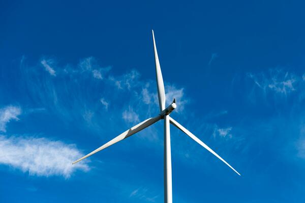 Bild vergr&ouml;&szlig;ern: Windrad vor blauem Himmel