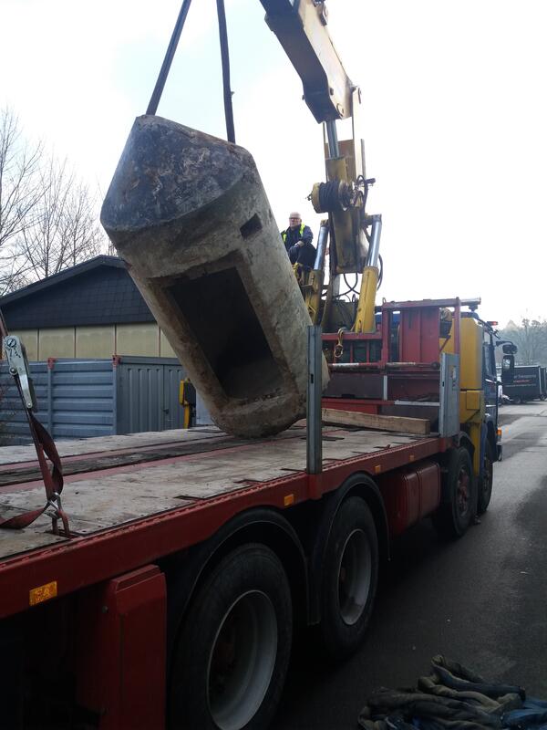 Bild vergr&ouml;&szlig;ern: Ein Einmannbunker auf einem Lastwagen.