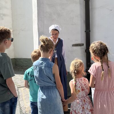 Bild vergr&ouml;&szlig;ern: Frau mit H�ubchen und Kindern