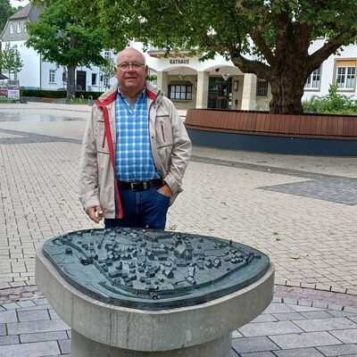 Bild vergr&ouml;&szlig;ern: Ein Mann vor dem Attendorner Stadtmodell am Rathausplatz.