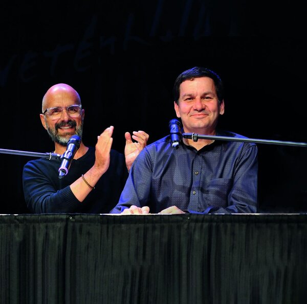 Bild vergr&ouml;&szlig;ern: Zwei M�nner mit Mikrofonen auf einer B�hne