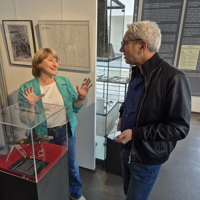Bild vergr&ouml;&szlig;ern: Eine Frau und ein Mann vor einer Vitrine in einem Museum.