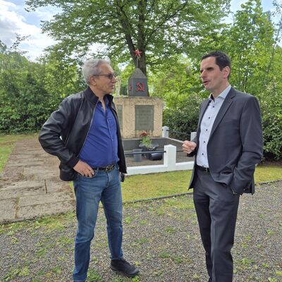 Bild vergr&ouml;&szlig;ern: Zwei M�nner auf einem Friedhof.
