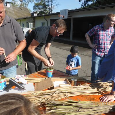 Bild vergr&ouml;&szlig;ern: Kinder und Erwachsene bauen mit Holz