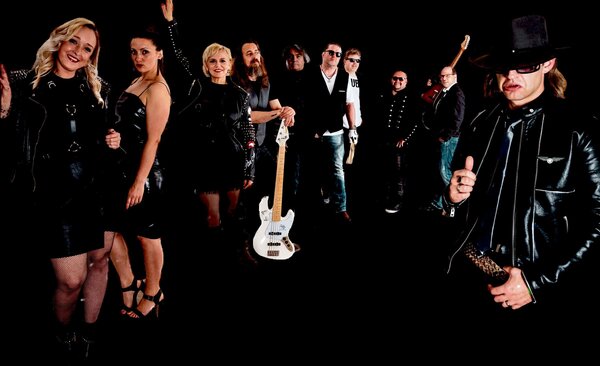 Bild vergr&ouml;&szlig;ern: Zehn Musikerinnen und Musiker in schwarzer Kleidung