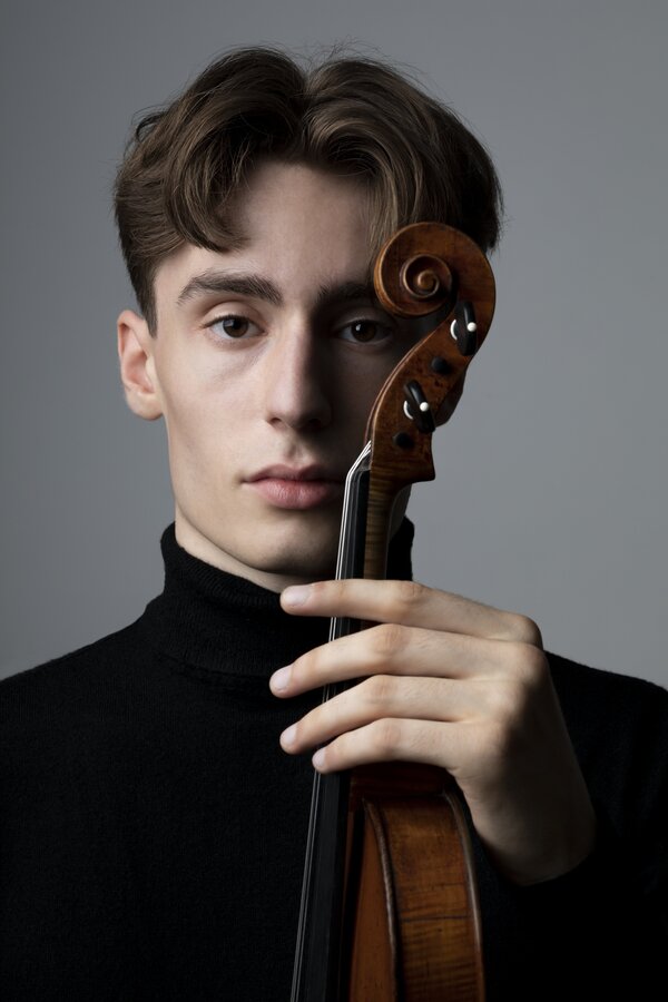 Bild vergr&ouml;&szlig;ern: Junger Mann mit Geige