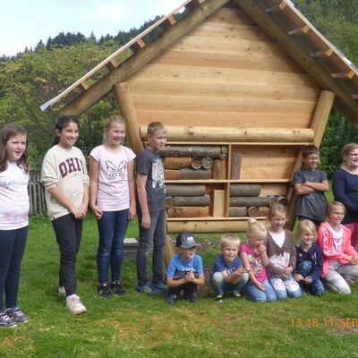 Bild vergr&ouml;&szlig;ern: Fertiges Bienenhotel mit gl�cklichen Kindern