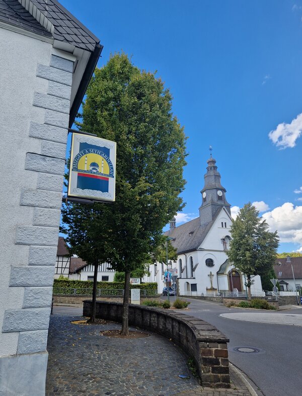 Bild vergr&ouml;&szlig;ern: Schild an der Moschee der Kurdischen Gemeinde Attendorn mit der Aufschrift "MIZGEFT A SEYH ABDULLAH" und "ISLAMISCHER BUND KURDISTAN"